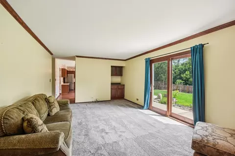 Living - 761 Mayfair Ln, Algonquin, IL 60102 photo 4 of 4