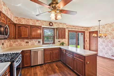 Kitchen - 761 Mayfair Ln, Algonquin, IL 60102 photo 2 of 3