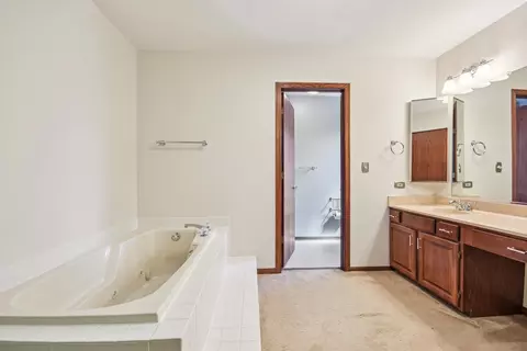 Bath - 761 Mayfair Ln, Algonquin, IL 60102 photo 2 of 5