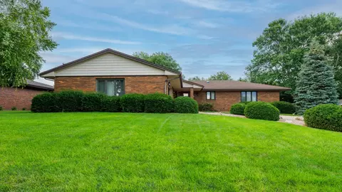 Exterior - 212 Hampton Dr, Bloomington, IL 61704 photo 2 of 11