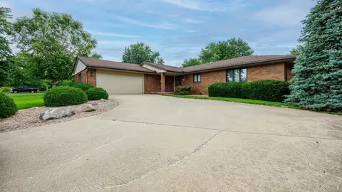212 Hampton Dr, Bloomington, IL 61704