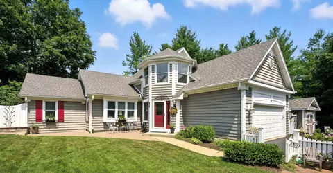 8210 W Hillside Rd, Crystal Lake, IL 60012
