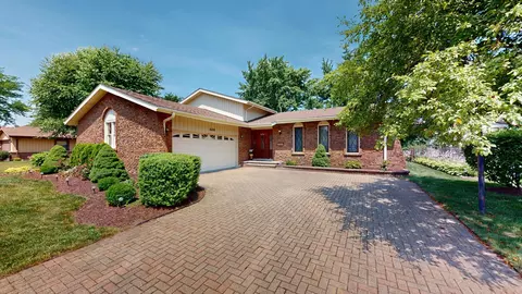 1608 E Crabtree Dr, Arlington Heights, IL 60004