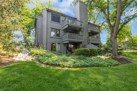 380 Woodview Rd #D, Lake Barrington, IL 60010