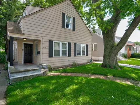 8735 S Sacramento Ave, Evergreen Park, IL 60805