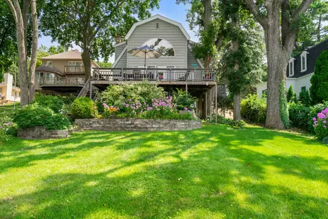 4923 E Lake Shore Dr, Wonder Lake, IL 60097
