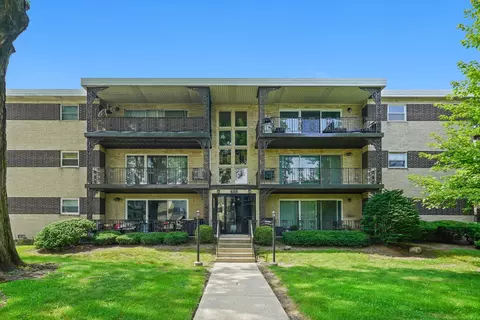 915 8th Ave #4, La Grange, IL 60525