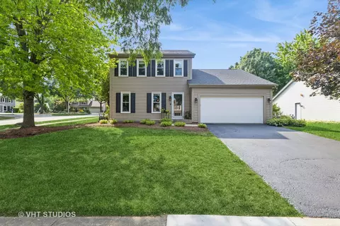 317 Old Hunt Rd, Fox River Grove, IL 60021
