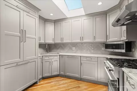 Kitchen - 40 Kyle Ct, Willowbrook, IL 60527 photo 1 of 3
