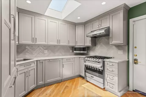 Kitchen - 40 Kyle Ct, Willowbrook, IL 60527 photo 2 of 3