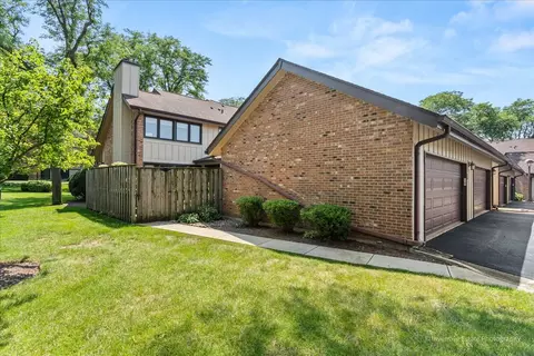 Exterior - 40 Kyle Ct, Willowbrook, IL 60527 photo 5 of 9