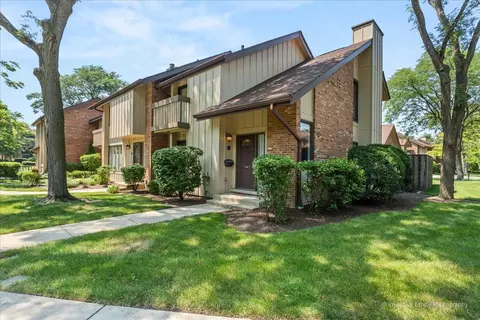 40 Kyle Ct, Willowbrook, IL 60527