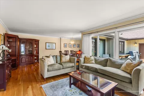 Living - 40 Kyle Ct, Willowbrook, IL 60527 photo 2 of 3