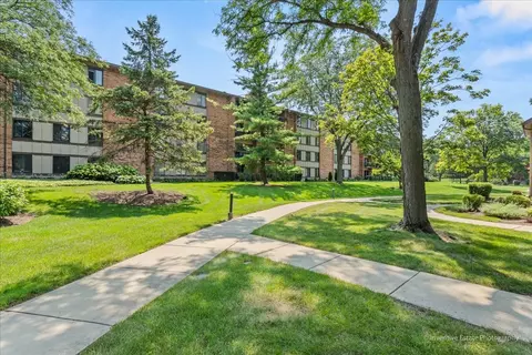 Exterior - 40 Kyle Ct, Willowbrook, IL 60527 photo 4 of 9