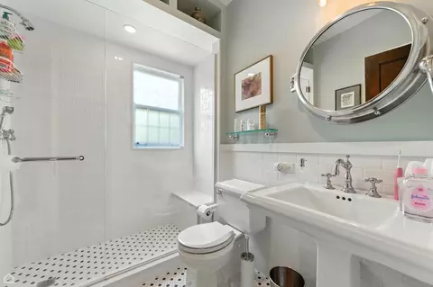 Bath - 1366 E 57th St #2, Chicago, IL 60637 photo 1 of 2