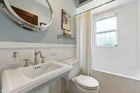 Bath - 1366 E 57th St #2, Chicago, IL 60637 photo 2 of 2