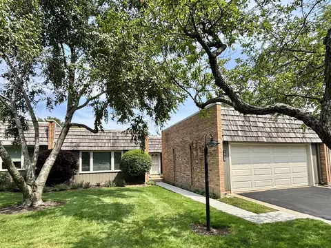 1928 Somerset Ln, Northbrook, IL 60062