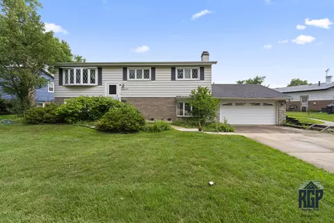 9013 W 91st Pl, Hickory Hills, IL 60457