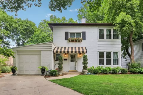 9513 Lincolnwood Dr, Evanston, IL 60203