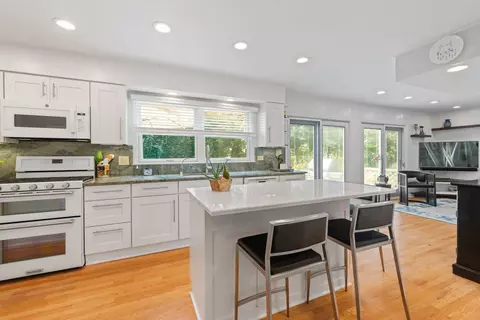 Kitchen - 934 Wayne Ave, Deerfield, IL 60015 photo 2 of 4
