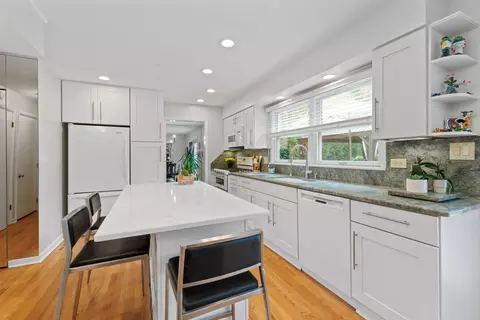 Kitchen - 934 Wayne Ave, Deerfield, IL 60015 photo 3 of 4