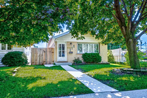 Exterior - 7707 Mobile Ave, Burbank, IL 60459 photo 3 of 4