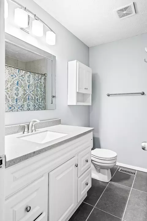 Bath - 1423 Chadwick Dr, Normal, IL 61761 photo 4 of 8