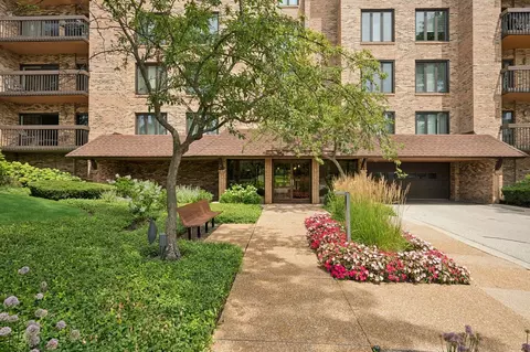 1721 W Mission Hills Rd #202, Northbrook, IL 60062