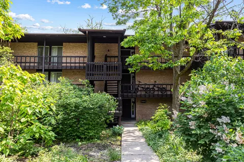 5515 Lakeside Dr #1D, Lisle, IL 60532