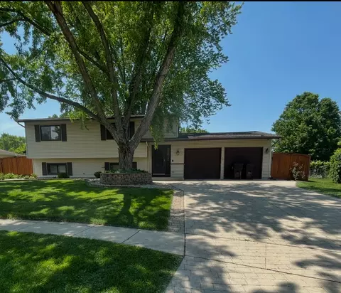 969 Camelot Pl, Crystal Lake, IL 60014