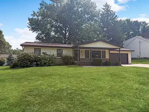 697 Bradmar Dr, Freeport, IL 61032