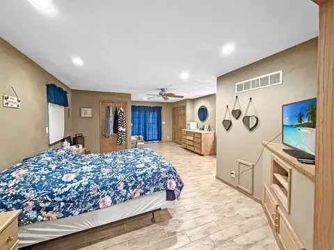 Bedroom - 697 Bradmar Dr, Freeport, IL 61032 photo 2 of 3