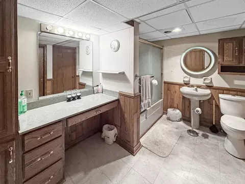 Bath - 697 Bradmar Dr, Freeport, IL 61032 photo 3 of 3