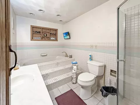 Bath - 697 Bradmar Dr, Freeport, IL 61032 photo 2 of 3