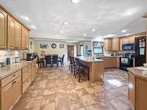 Kitchen - 697 Bradmar Dr, Freeport, IL 61032 photo 4 of 4
