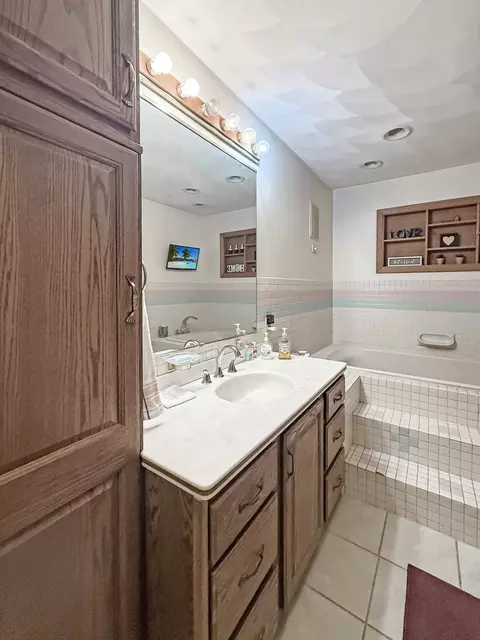 Bath - 697 Bradmar Dr, Freeport, IL 61032 photo 1 of 3