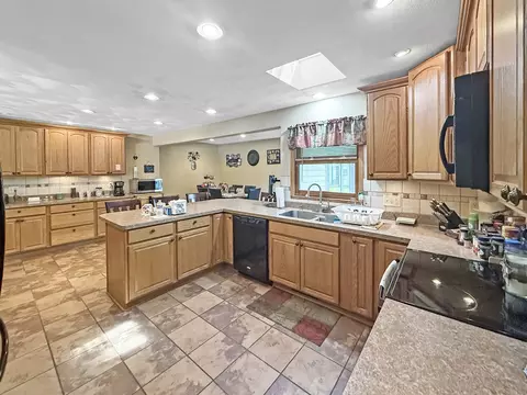 Kitchen - 697 Bradmar Dr, Freeport, IL 61032 photo 3 of 4