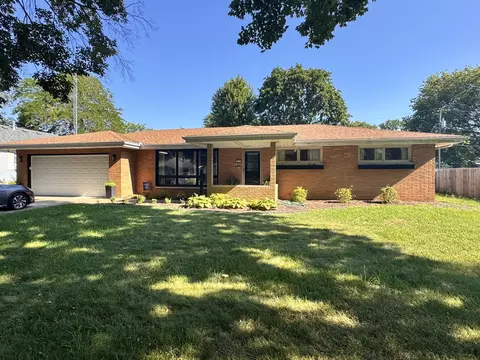 810 E North St, Monticello, IL 61856