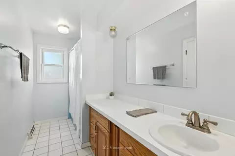 Bath - 4336 Scott St, Oak Forest, IL 60452 photo 2 of 3