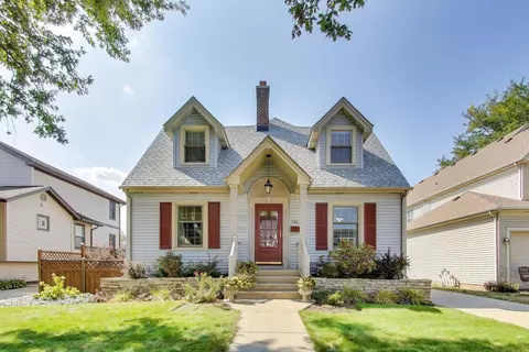 586 S Saylor Ave, Elmhurst, IL 60126