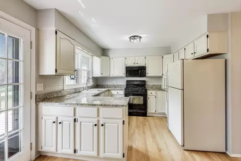 Kitchen - 1022 Oakview Dr, Wheaton, IL 60187 photo 2 of 2