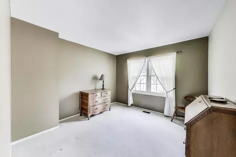Bedroom - 1022 Oakview Dr, Wheaton, IL 60187 photo 3 of 3