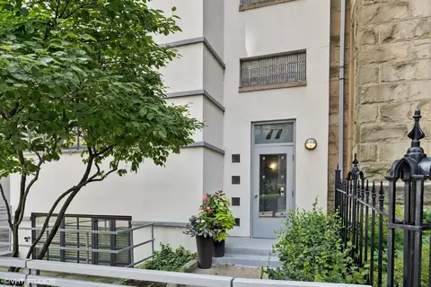77 E Division St #3, Chicago, IL 60610