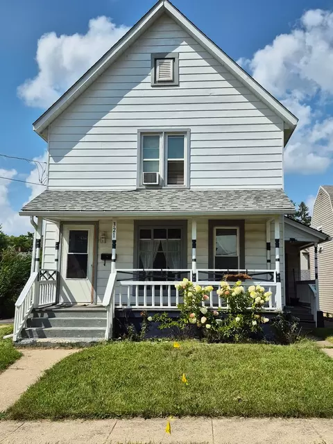 321 Hoy Ave, Woodstock, IL 60098