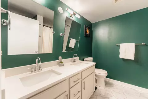 Bath - 5 E 14th Pl #605, Chicago, IL 60605 photo 1 of 3