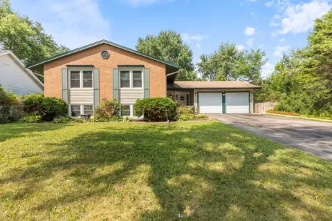725 N Pinecrest Rd, Bolingbrook, IL 60440