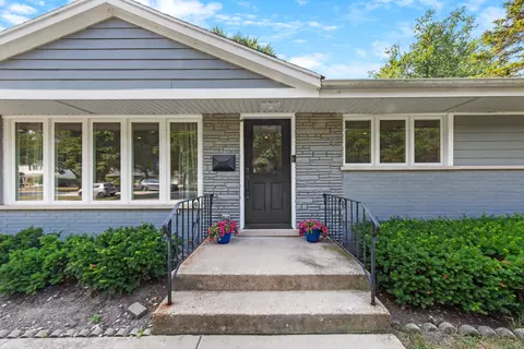 240 Riverside Dr, Northfield, IL 60093