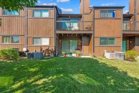 1407 Creekside Ct #B, Elgin, IL 60123 photo 2