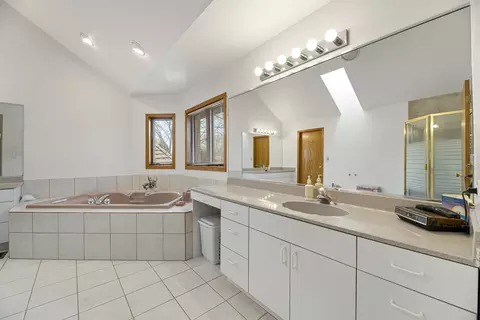 Bath - 2410 Halina Dr, Glenview, IL 60026 photo 3 of 8