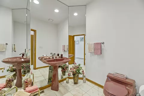 Bath - 2410 Halina Dr, Glenview, IL 60026 photo 2 of 8